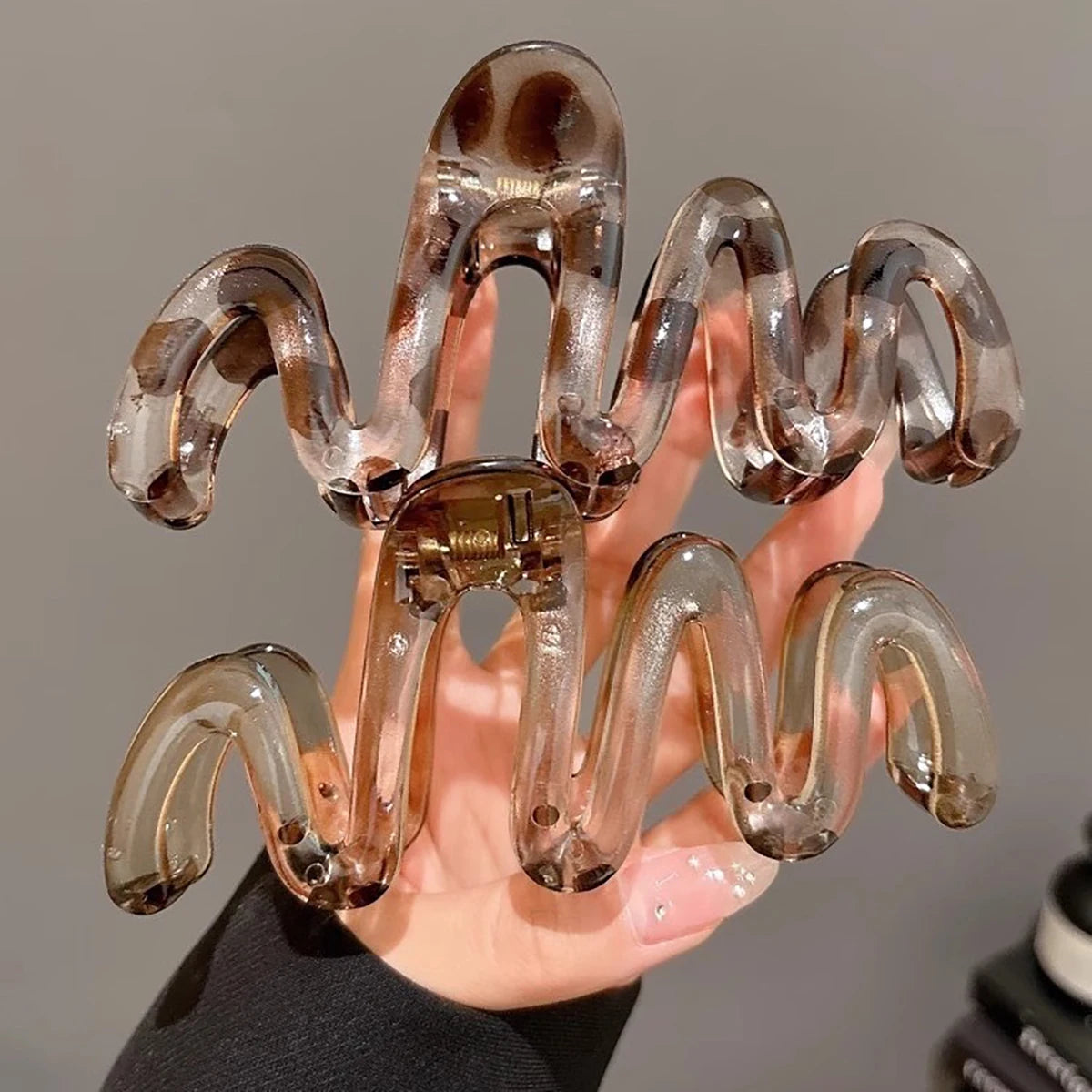 Women's Y2K Wavy High Glossy Amber Brown Large Lightweight Plastic Hair Clip Elegant and Minimalistic - Kellylooks Shop