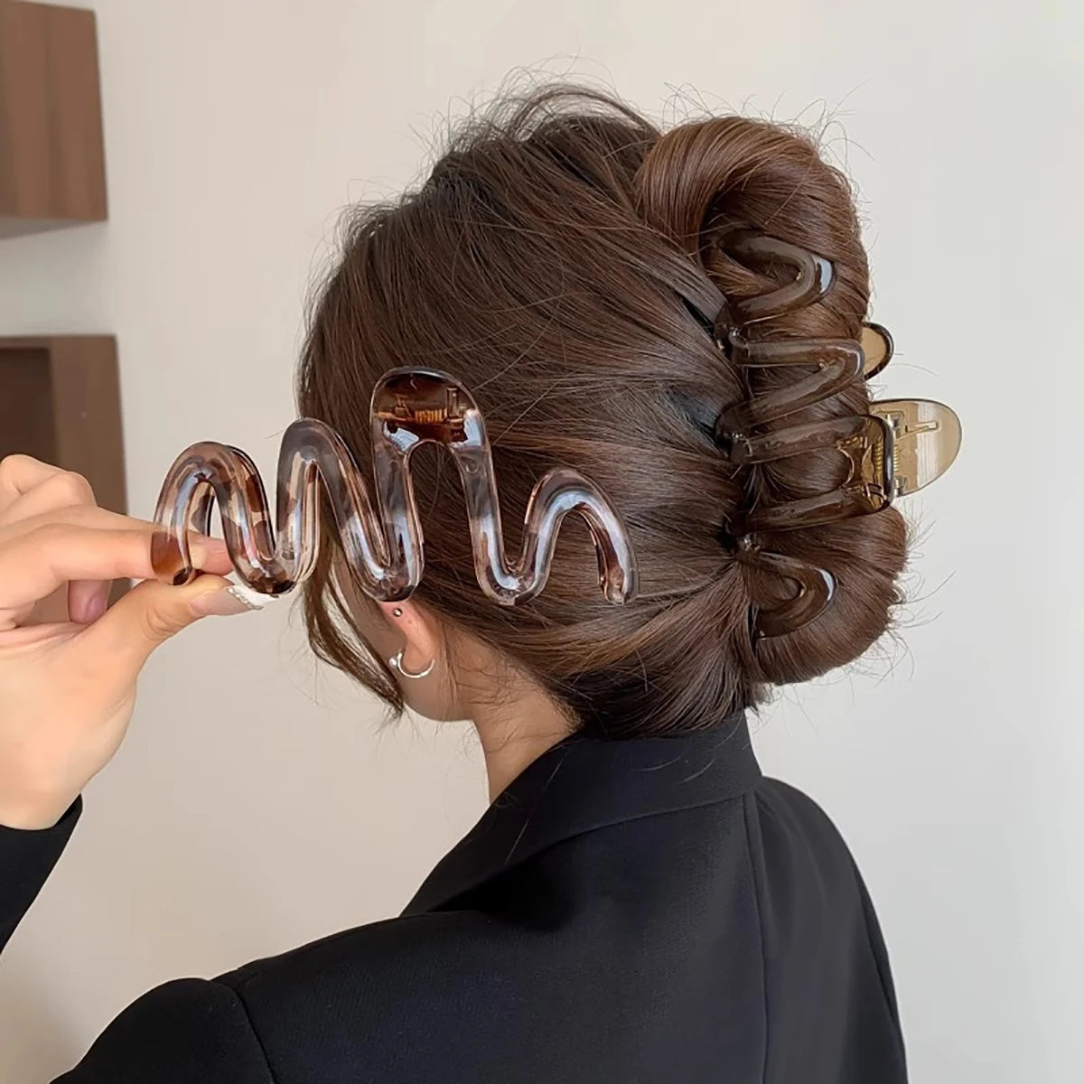 Women's Y2K Wavy High Glossy Amber Brown Large Lightweight Plastic Hair Clip Elegant and Minimalistic - Kellylooks Shop