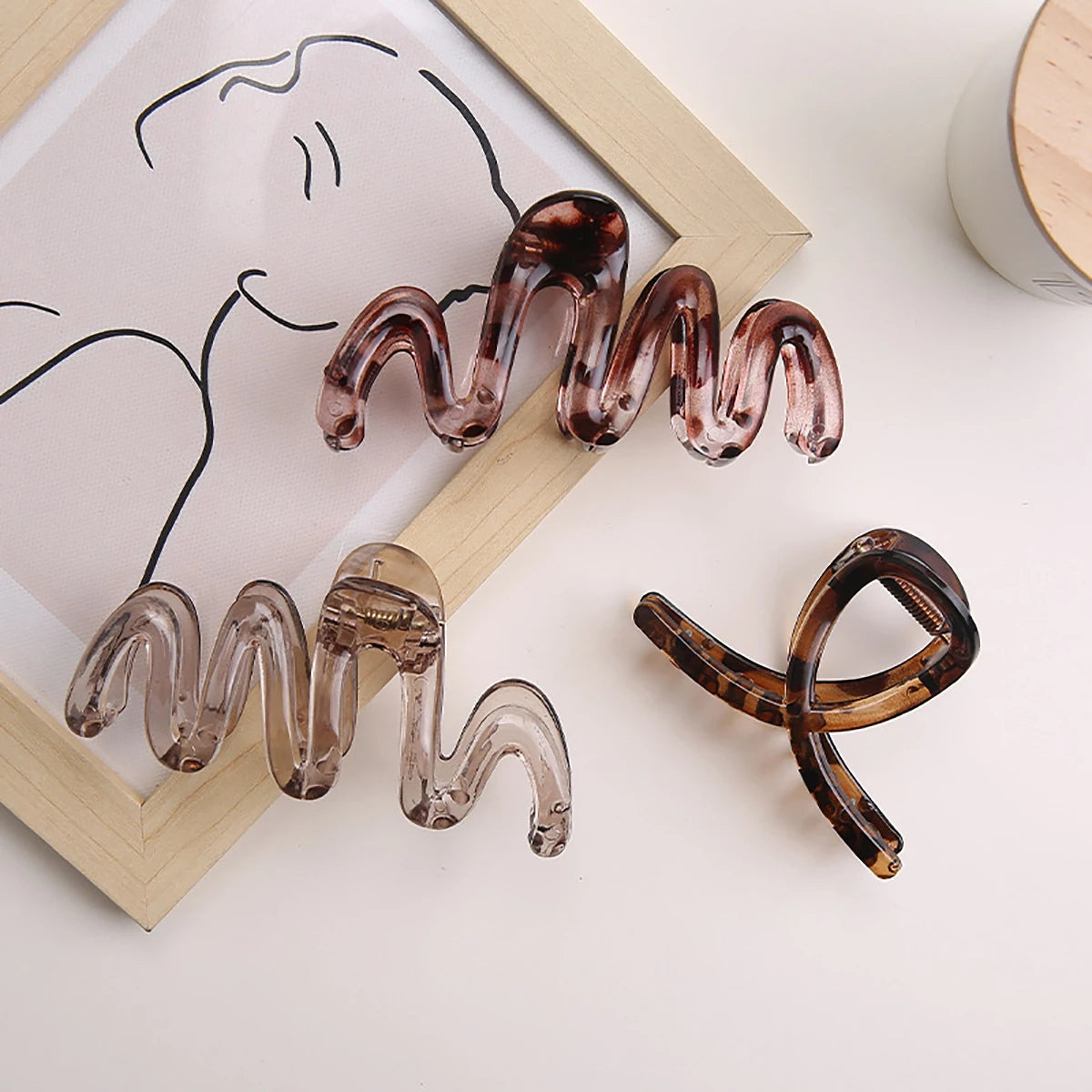 Women's Y2K Wavy High Glossy Amber Brown Large Lightweight Plastic Hair Clip Elegant and Minimalistic - Kellylooks Shop